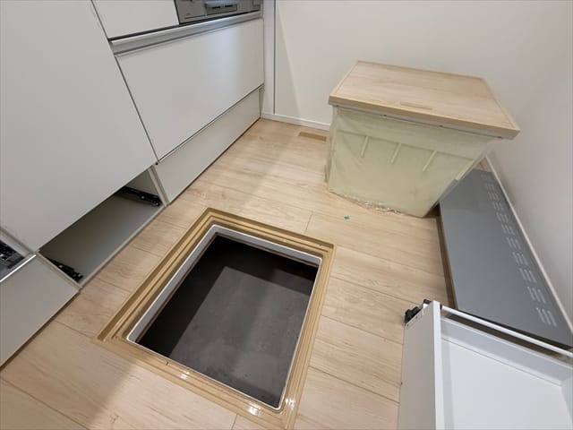 現在作業中ですが床下収納スペースもございます。