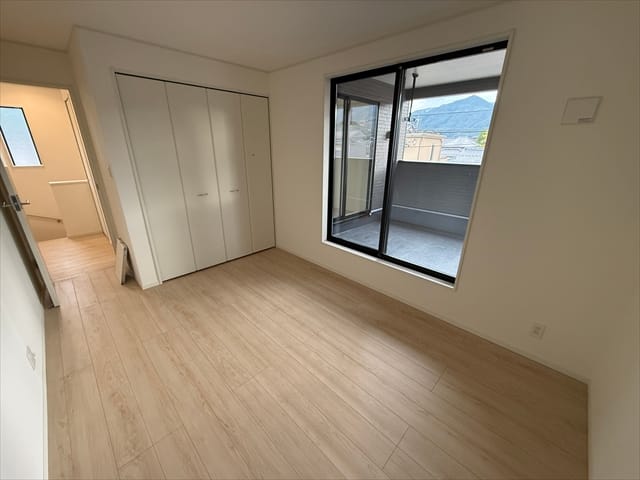 真ん中のお部屋は6.5帖の洋室です。