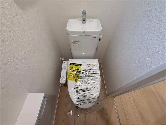 トイレは玄関の近くにございます。緊急事態で帰還した際も安心ですね。