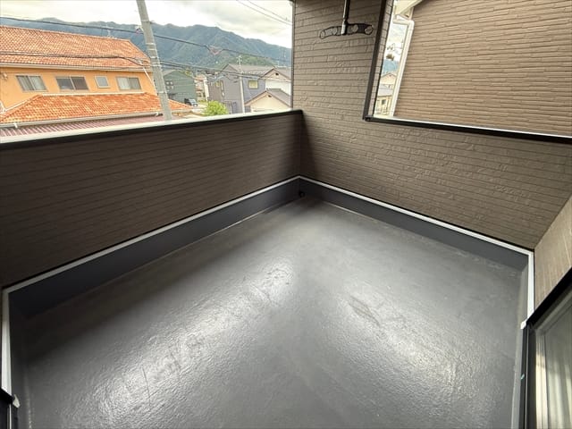 大きなバルコニーもございます。