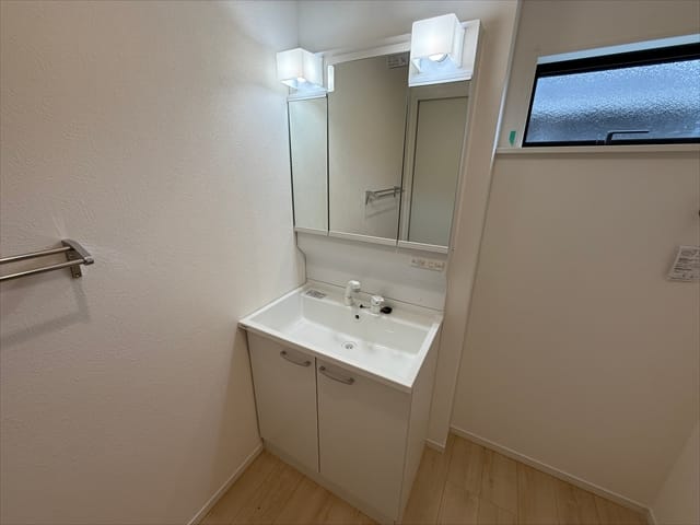洗面台は鏡が大きく使いやすそうですね。