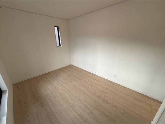 バルコニーから入ってくる光で明るいお部屋です。
