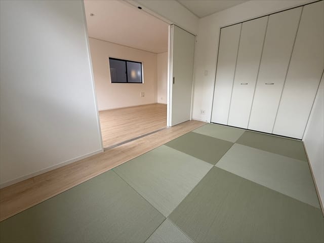 リビングに隣接する形で5帖の和室がございます。