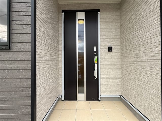 外壁にマッチしたオシャレな玄関扉ですね。