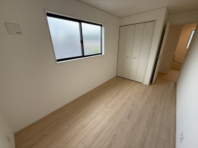 2階一番北側のお部屋は5.5帖の洋室です。