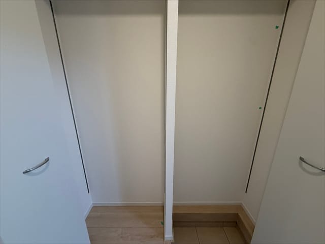 まだ棚がついていませんがシューズボックスもございます。