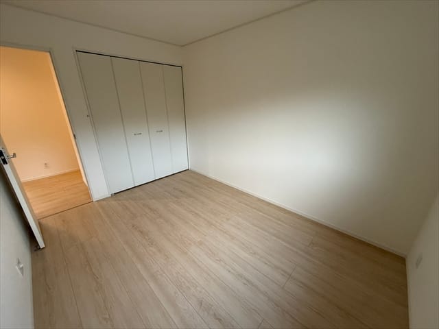 北側の真ん中のお部屋は6帖の洋室です。