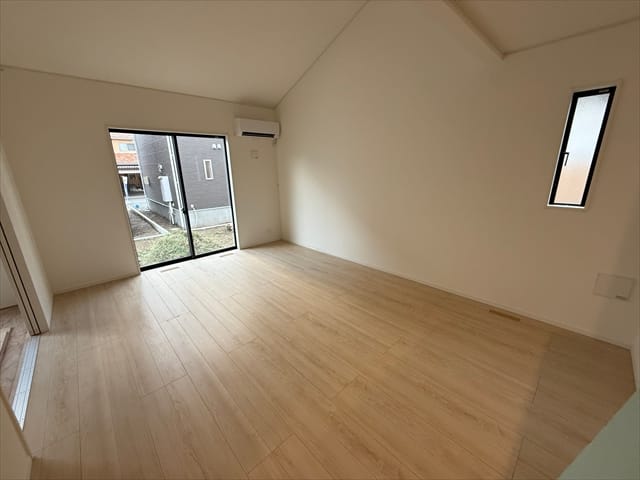 平屋ならではの天井の高いリビングです。