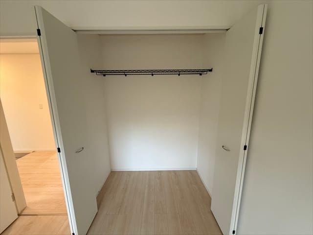 こちらにも大きなクローゼットがございます。