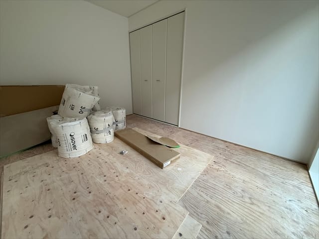 現在作業中ですが、リビングに隣接する形で6帖の和室がございます。