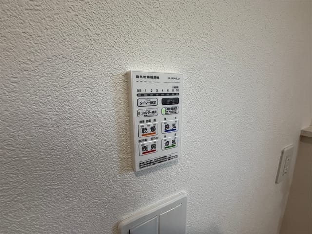 浴室暖房乾燥機もございます。冬の厚手のパーカーも乾かせますね。