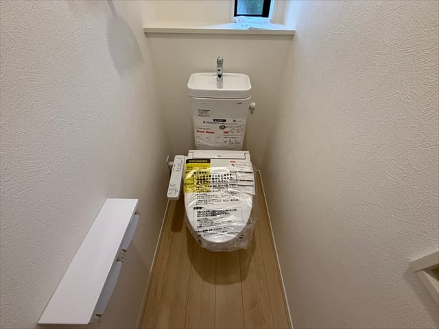 トイレはリビングの手前にございます。ちょっと奥まった部分にあるので用を足す際もなんとなく落ち着きますね。(笑)