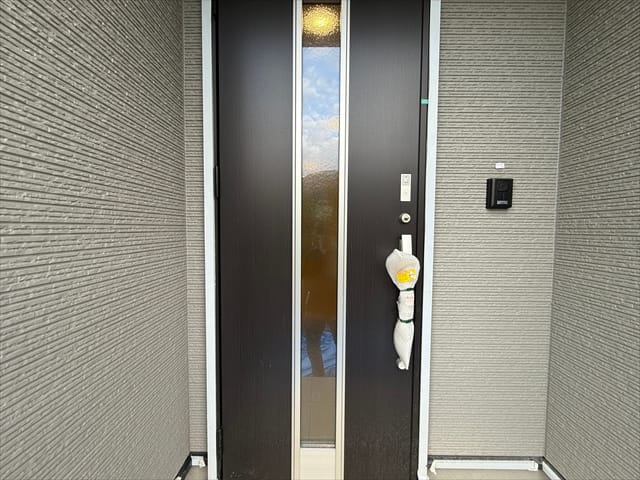 外壁にマッチしたオシャレな玄関扉ですね。