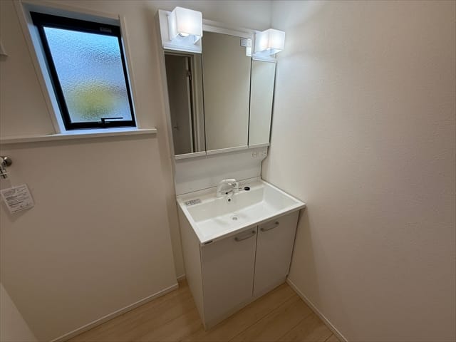洗面台は鏡が大きく使いやすそうですね。