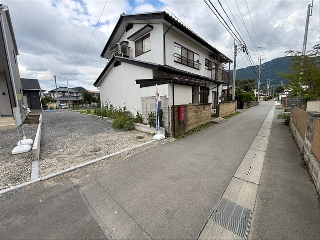 前面道路の幅員は4mございます。