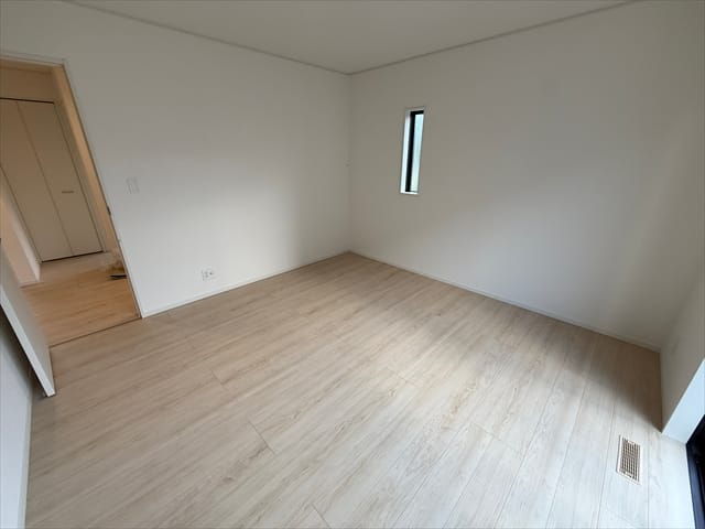 南側の洋室は8帖です。