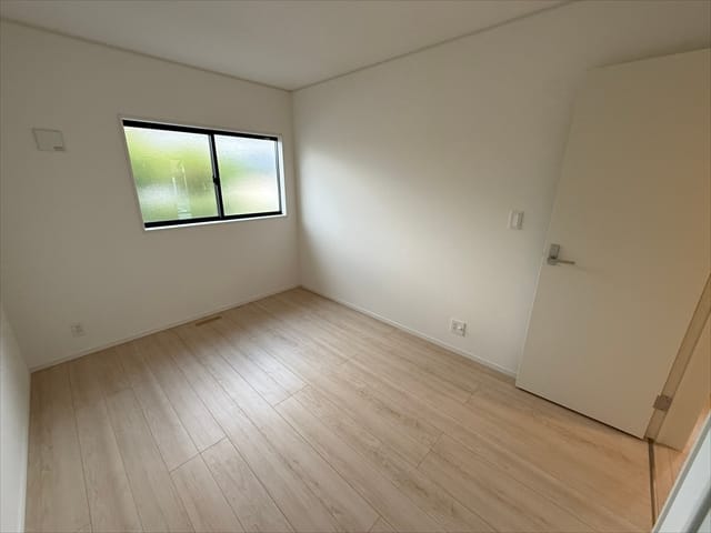北側のお部屋ですが窓が大きいので明るいお部屋です。