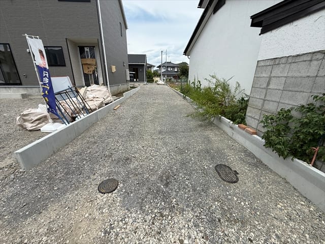 通路もこのお家の人しか使いませんので、来客があった際はこの場所に車を停めることも可能です。