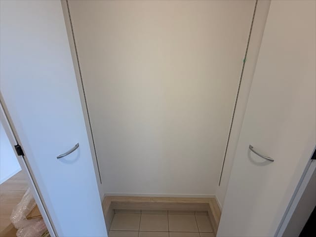 まだ棚がついていませんがシューズボックスもございます。