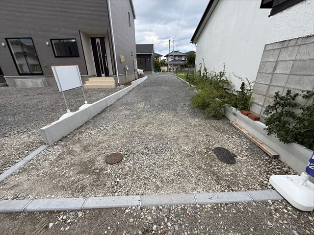 通路もこのお家の人しか使いませんので、来客があった際はこの場所に車を停めることも可能です。
