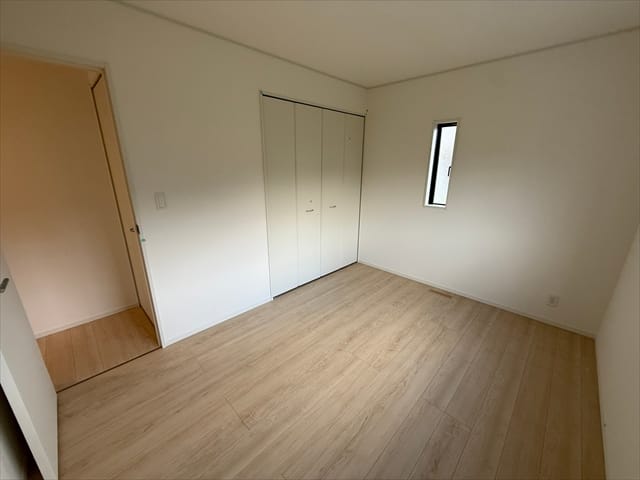 北東のお部屋も6帖の洋室です。