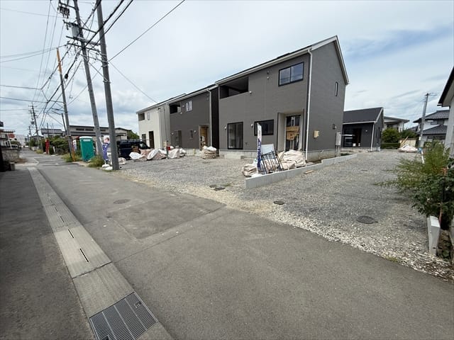 あまり車がスピードを出してこない道ですので、小さなお子さんがいるご家庭も安心ですね。