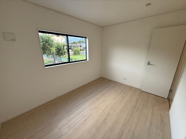 こちらも明るいお部屋です。