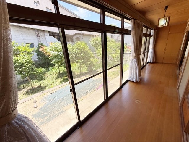 南側には広縁がございます。