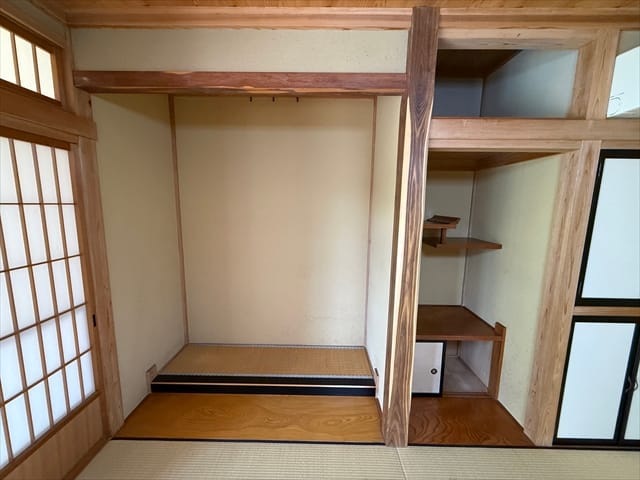 床の間もありますので、素敵な掛け軸でもかけてみてはいかがでしょうか。なんでも鑑定団に出す前にここに飾りましょう。