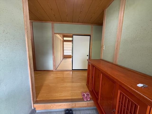玄関扉を開けると和風の素敵な玄関があります。段差もそこまで高くないので高齢の方も安心ですね。