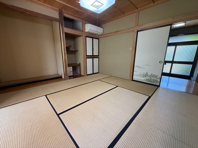 西側の和室です。こちらも同じく8帖です。