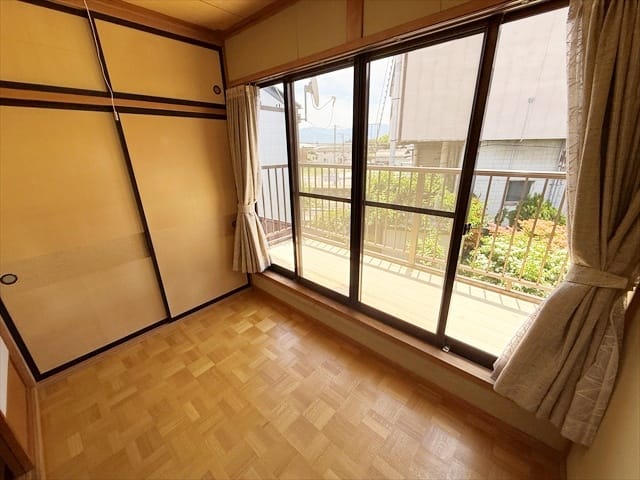 こちらのお部屋には広縁がございます。天気が悪い日はここに洗濯物を干すのも良いかもしれませんね。