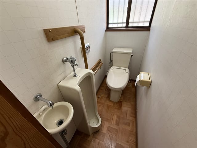 1階トイレは廊下の奥にございます。