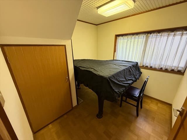 階段近くには3.7帖の納戸がございます。お勉強やリモートワークのお部屋にも出来そうですね。