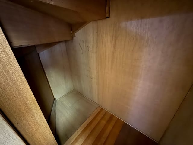 しかもこの納戸には階段下収納もついております。どんだけあるんだ収納スペース!嬉しい!