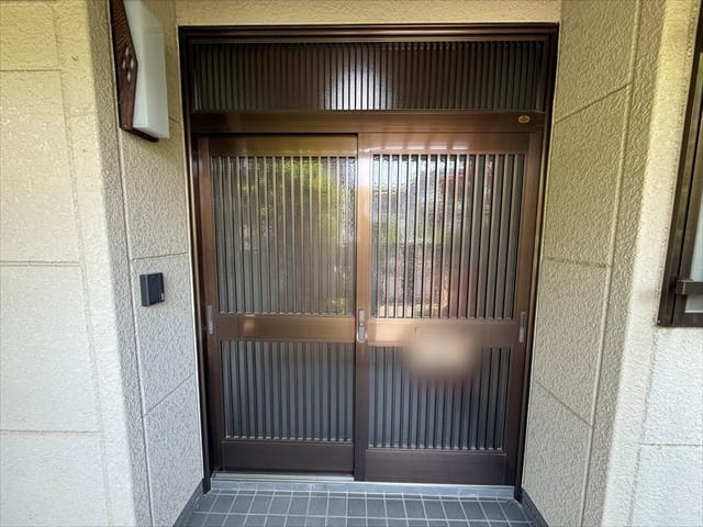玄関扉は綺麗な状態でございます。