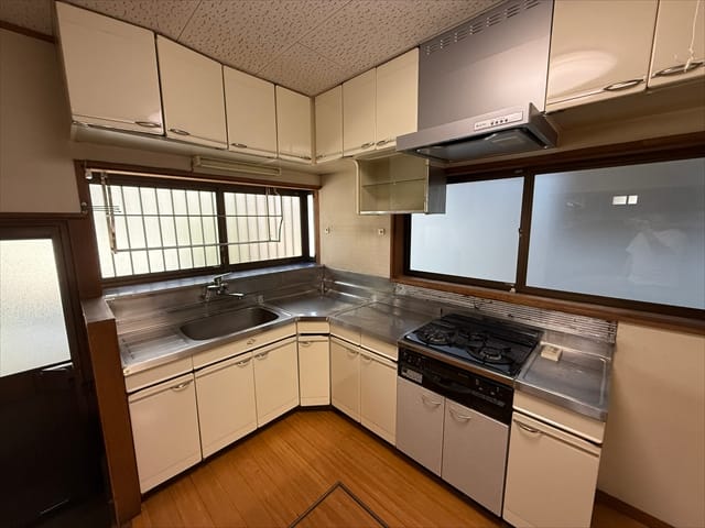 キッチンはカウンターキッチンです。収納も非常に多いです。