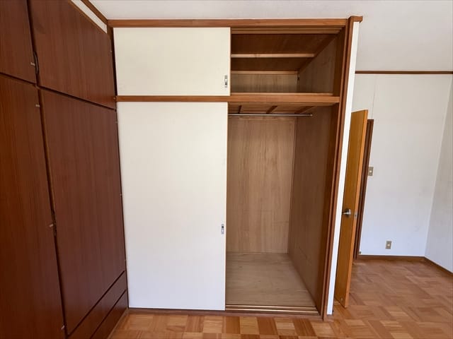 収納スペースも多いんです。掲載枚数の都合で全部載せられませんが、このお部屋にはあと2つ収納スペースがございます。