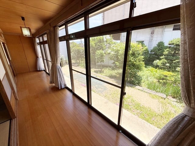 広いお庭を見渡せる素敵な空間ですね。