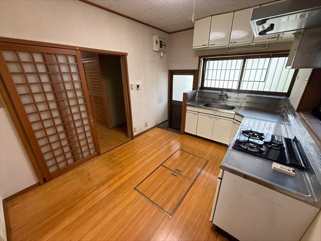テーブルなどを置けば、作った料理を一旦置いておくことが出来ます。これが出来るとお料理もはかどりますね。私は段取りが悪いのですぐにキッチンがいっぱいになってしまいます・・・