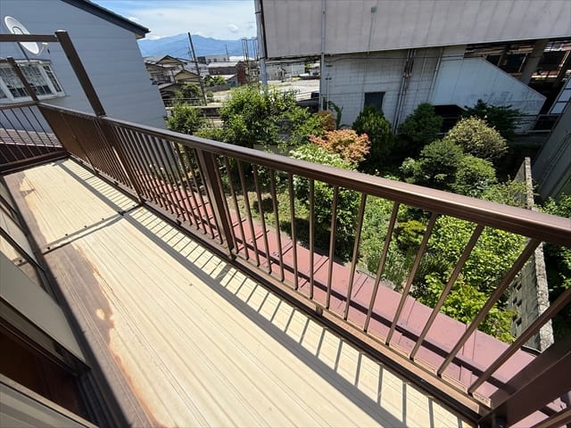ベランダも陽当たり良好です。洗濯物がすっきり乾きそうですね。