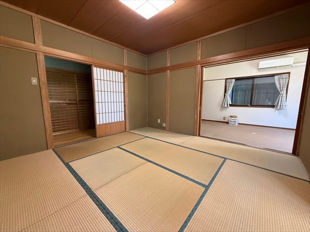 ダイニングと隣接していますので、扉を開け放すと開放的なお部屋になります。