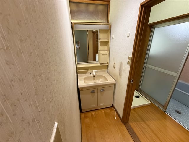 洗面台と隣に脱衣所がございます。脱衣所に洗濯機を設置出来ます。