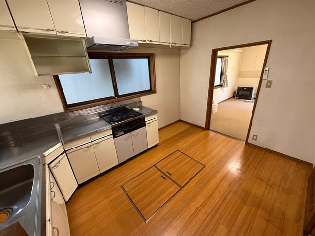隣はキッチンでございます。こちらの広さは5.5帖です。