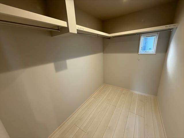 それでも足りなかった方にはこちら。納戸もありますので普段使わない物と一緒に洋服もかけておけます。
