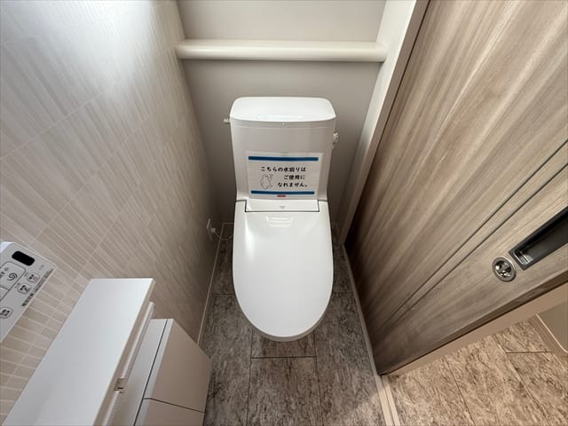 洗面台の横にはトイレがございます。トイレから出てすぐに手を洗うことが出来ますね。