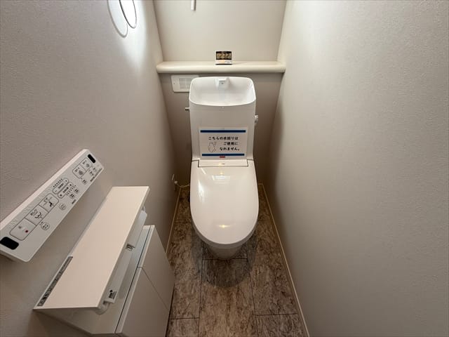 2階にもトイレがありますので、寝る前に見ていたショート動画でちょっと怖いものがあったとしても安心です。