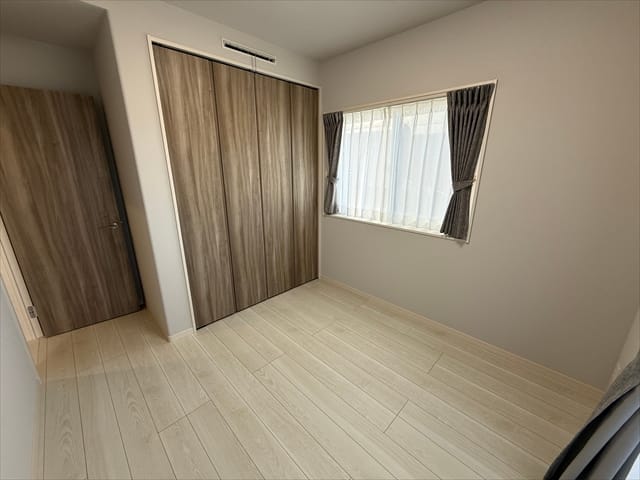 隣のお部屋も5帖の広さです。