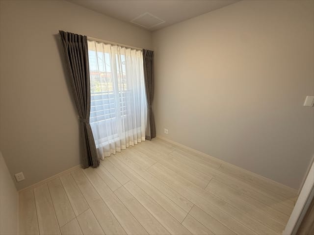 こちらのお部屋からはバルコニーに出られます。