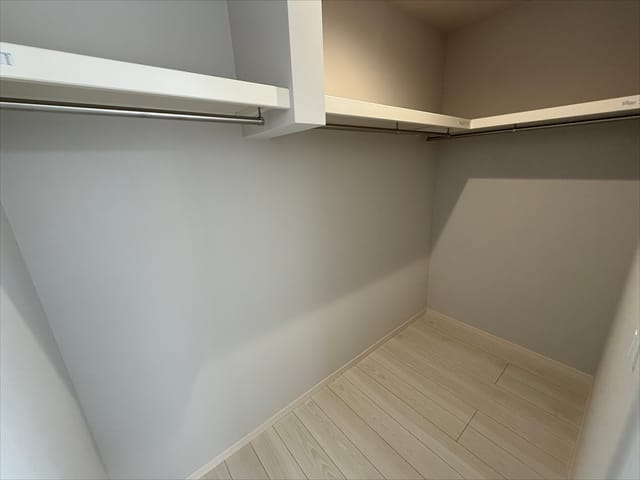 これだけ大きなウォークインクローゼットがあれば、ひと通りの服はしまえるのではないでしょうか。